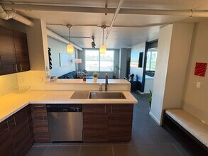 535 W Thomas Rd, Unit 403 in Phoenix, AZ - Foto de edificio - Building Photo