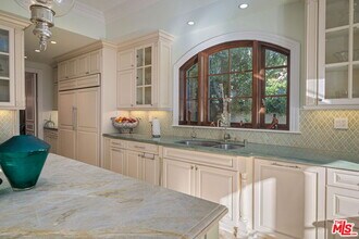591 S Burlingame Ave in Los Angeles, CA - Building Photo - Building Photo