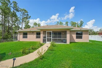 940 Belmont St E in Lehigh Acres, FL - Foto de edificio - Building Photo