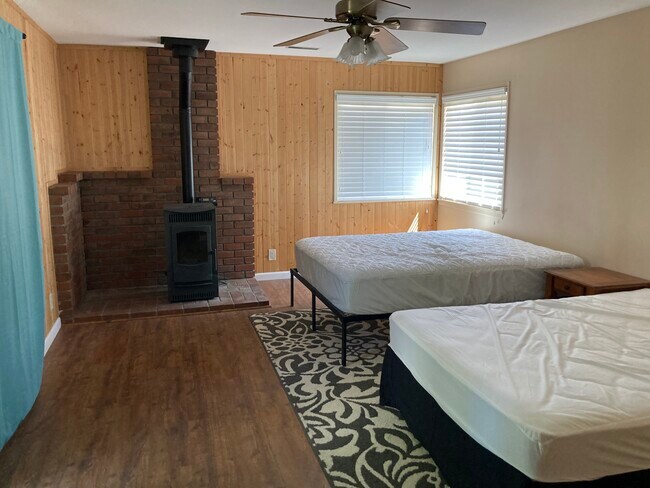 453 Grandview Dr in Bishop, CA - Building Photo - Building Photo