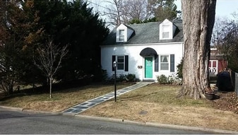 1004 School St in Farmville, VA - Building Photo