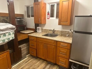 4433 Sierra Dr, Unit Yard Studio in Honolulu, HI - Building Photo - Building Photo