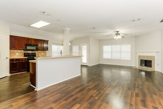 8433 Asheville Ln in Fort Worth, TX - Foto de edificio - Building Photo