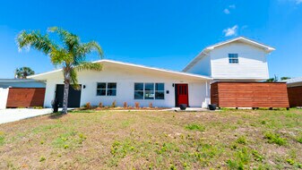 321 Cornell Dr in Daytona Beach, FL - Building Photo