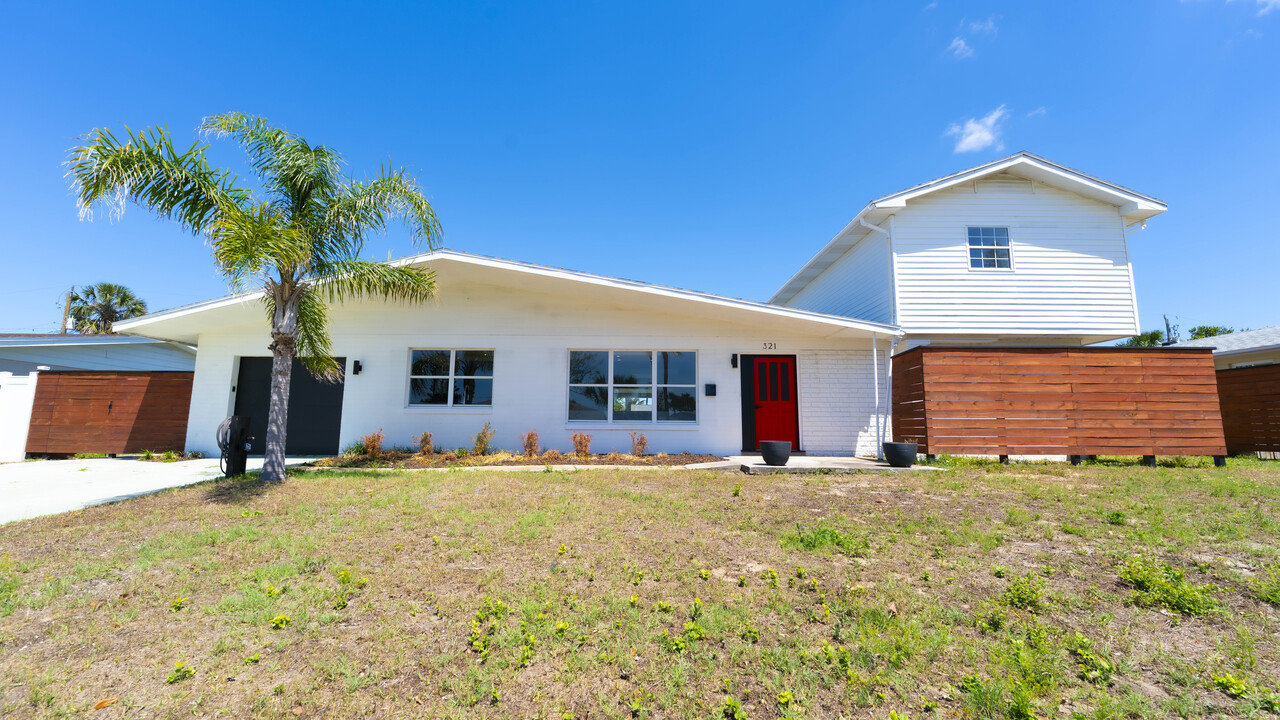 321 Cornell Dr in Daytona Beach, FL - Foto de edificio