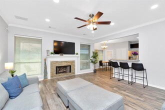 10007 Hickory Trail Ln in Houston, TX - Foto de edificio - Building Photo