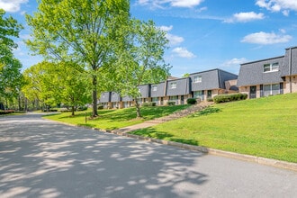 Crown Point Townhomes in Charlotte, NC - Foto de edificio - Building Photo