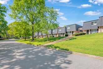 Crown Point Townhomes in Charlotte, NC - Building Photo - Building Photo