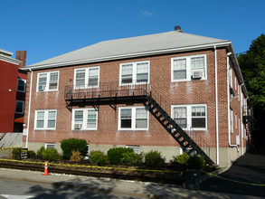 29 Church St in Waltham, MA - Foto de edificio - Building Photo