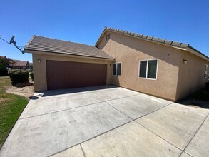 2109 Bella Oaks Dr in Tulare, CA - Building Photo - Building Photo