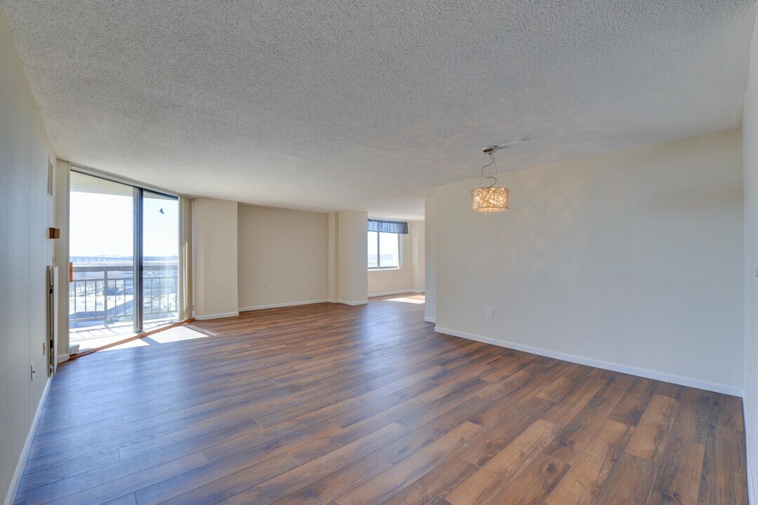 1332 Harmon Cove Tower in Secaucus, NJ - Building Photo