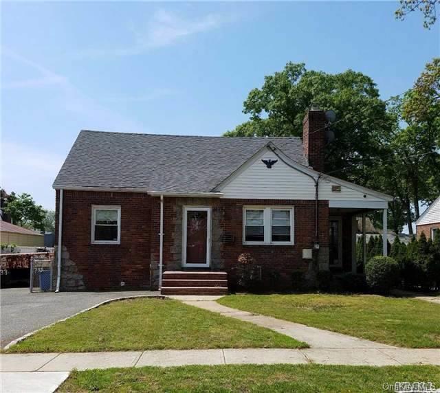 132 E Euclid St in Valley Stream, NY - Building Photo