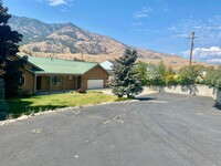 105 Bill Shaw Rd in Pateros, WA - Foto de edificio - Building Photo