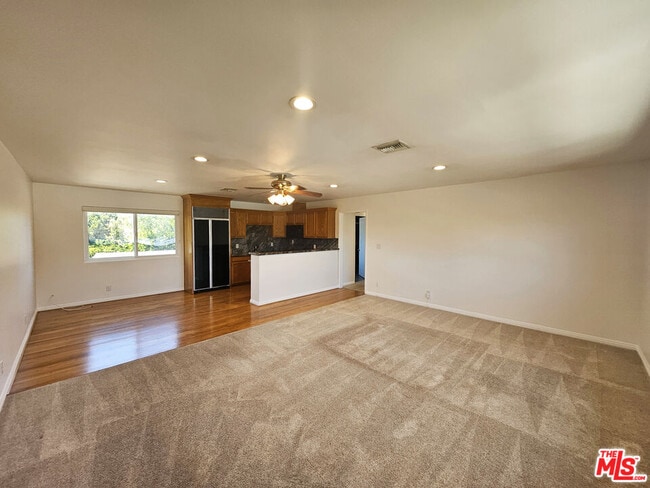 22040 Wyandotte St in Los Angeles, CA - Building Photo - Building Photo