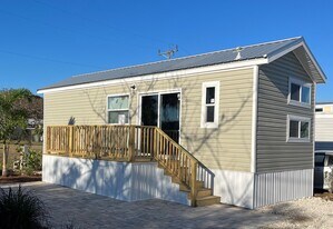 1150 Hamilton Ln in Chokoloskee, FL - Building Photo