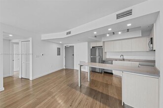 1500 Bay Rd, Unit M-0823 in Miami Beach, FL - Building Photo - Building Photo