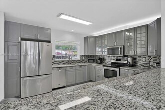 1081 NE 179th St in North Miami Beach, FL - Foto de edificio - Building Photo