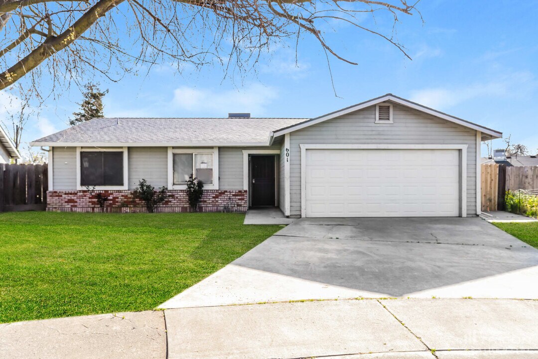 601 Jeelu Way in Modesto, CA - Building Photo
