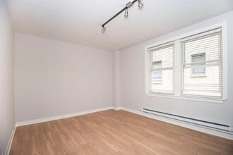 517 W Belmont Ave, Unit 3 in Chicago, IL - Building Photo - Building Photo