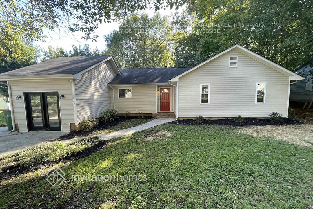 7820 Hickory Hollow Ln in Charlotte, NC - Foto de edificio