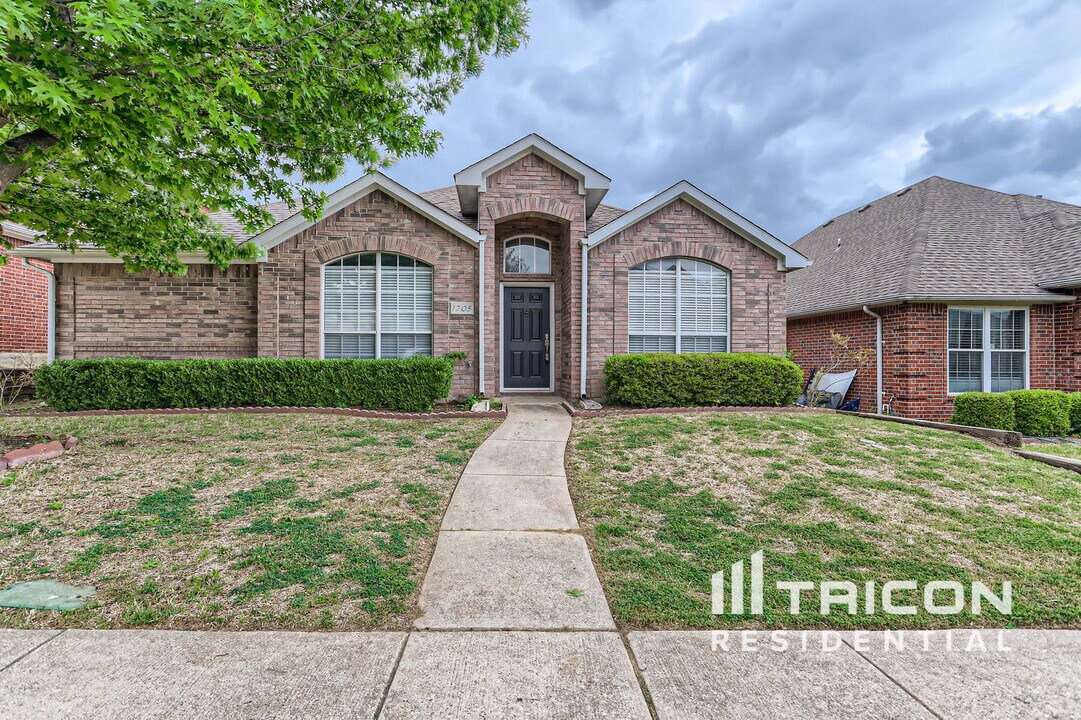 1705 Alpine Dr in Carrollton, TX - Building Photo