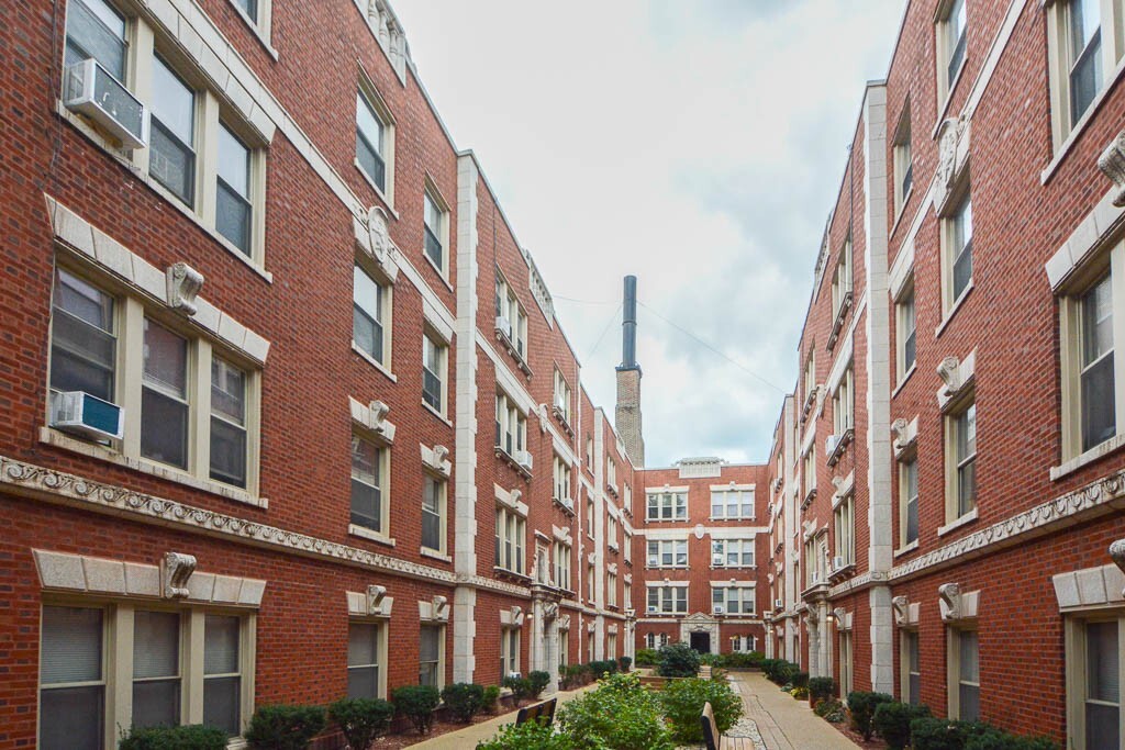 543 W Surf in Chicago, IL - Building Photo