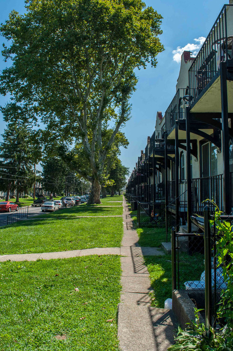 Lansdowne Meadows in Upper Darby, PA - Building Photo