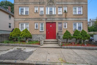 126 Sumner Ave-Unit -Unit 12 in Central Falls, RI - Building Photo - Building Photo