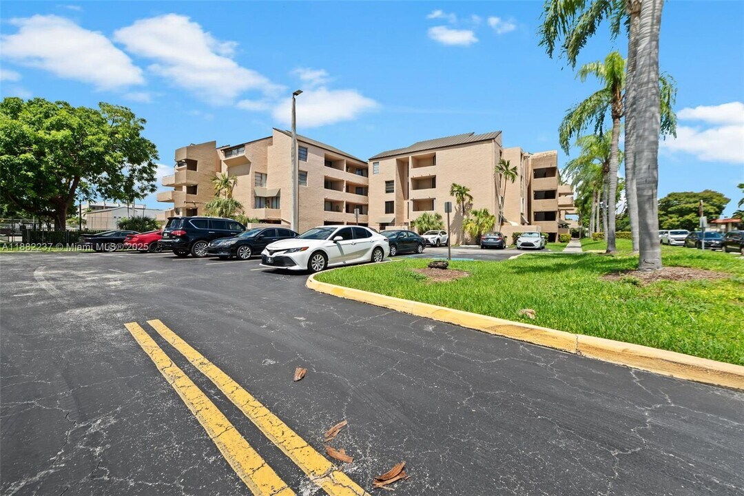 10500 SW 108th Ave in Miami, FL - Building Photo