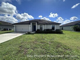 438 Shadow Lakes Dr in Lehigh Acres, FL - Building Photo