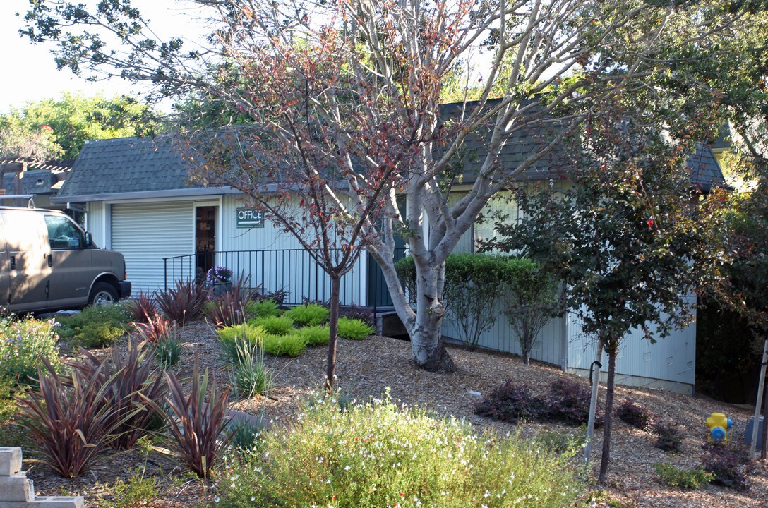 Hillcrest Townhomes Apartment Complex in Novato, CA - Building Photo