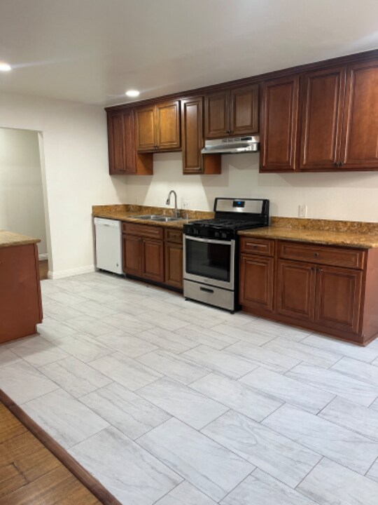 1815 W 66th St in Los Angeles, CA - Building Photo