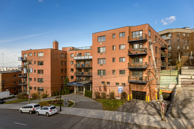 4905 De La Côte-Saint-Luc Ch in Montréal, QC - Building Photo - Building Photo