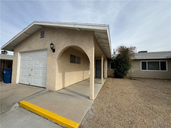 2460 Lakeside Dr in Bullhead City, AZ - Building Photo - Building Photo