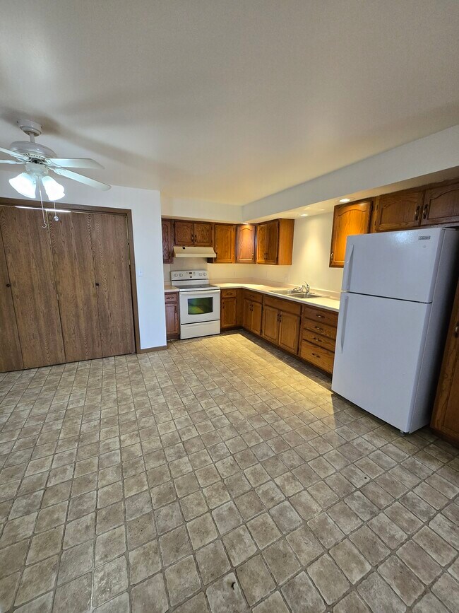 1324 W Main St, Unit 2 in Merrill, WI - Building Photo - Building Photo