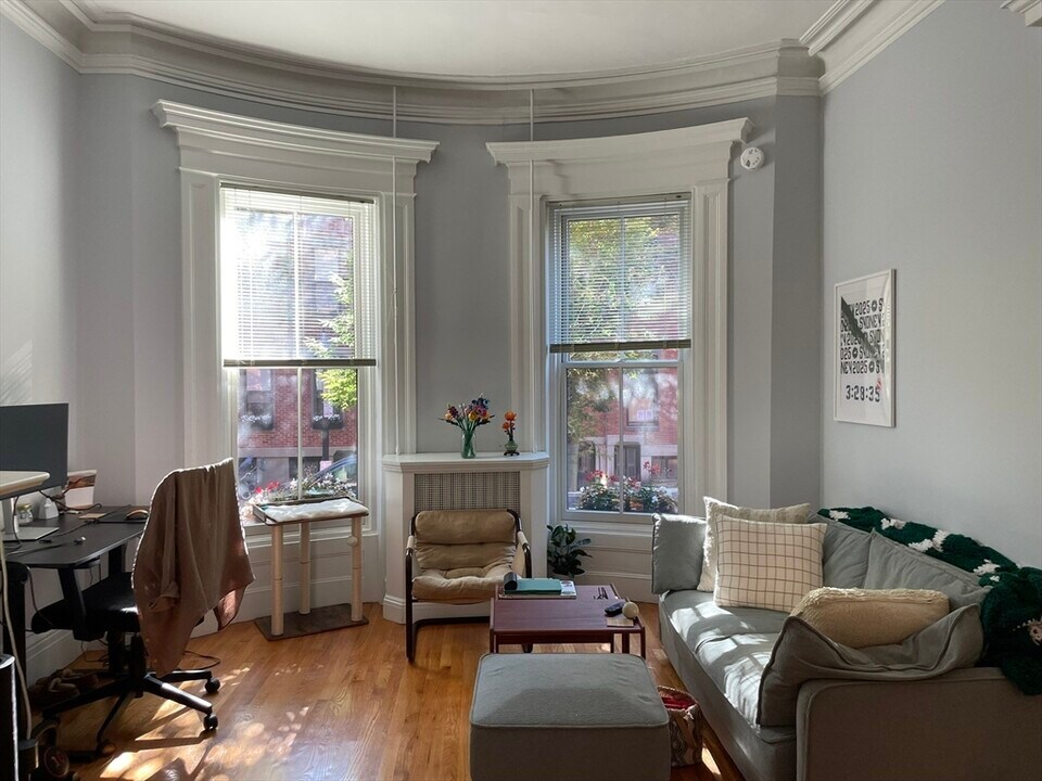 23 Hanson St in Boston, MA - Building Photo