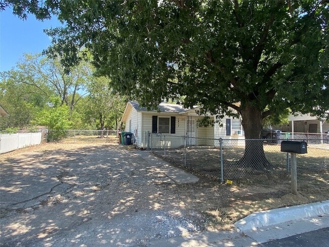 1813 Wayne St in Denton, TX - Building Photo - Building Photo