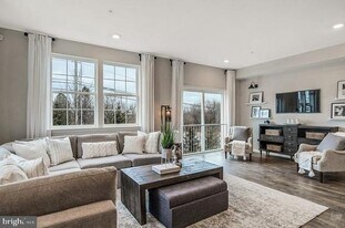 1128 Meadowlark Dr in Fogelsville, PA - Building Photo