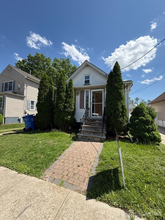 17 Lillian Terrace in Woodbridge, NJ - Building Photo