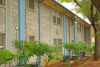 Le Chalet Apartments in San Antonio, TX - Building Photo - Building Photo