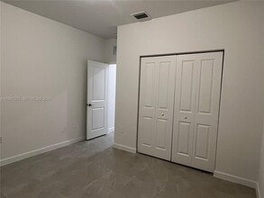 11953 SW 240th St, Unit 2 in Homestead, FL - Foto de edificio - Building Photo