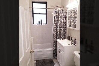 717 W Roscoe St, Unit 2 in Chicago, IL - Foto de edificio - Building Photo