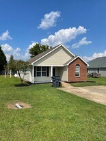 208 Strawbridge Ln in Bonaire, GA - Building Photo