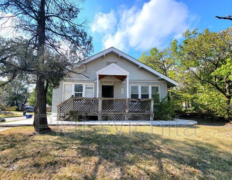 1601 N Hillside St in Wichita, KS - Building Photo