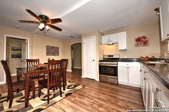 119 Pharis St in San Antonio, TX - Building Photo - Building Photo