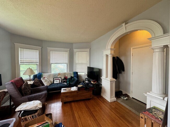 34 Central St, Unit 2 in Somerville, MA - Foto de edificio - Building Photo