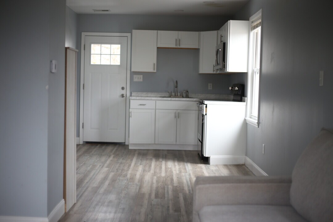 347 Prestley Rd in Bridgeville, PA - Building Photo