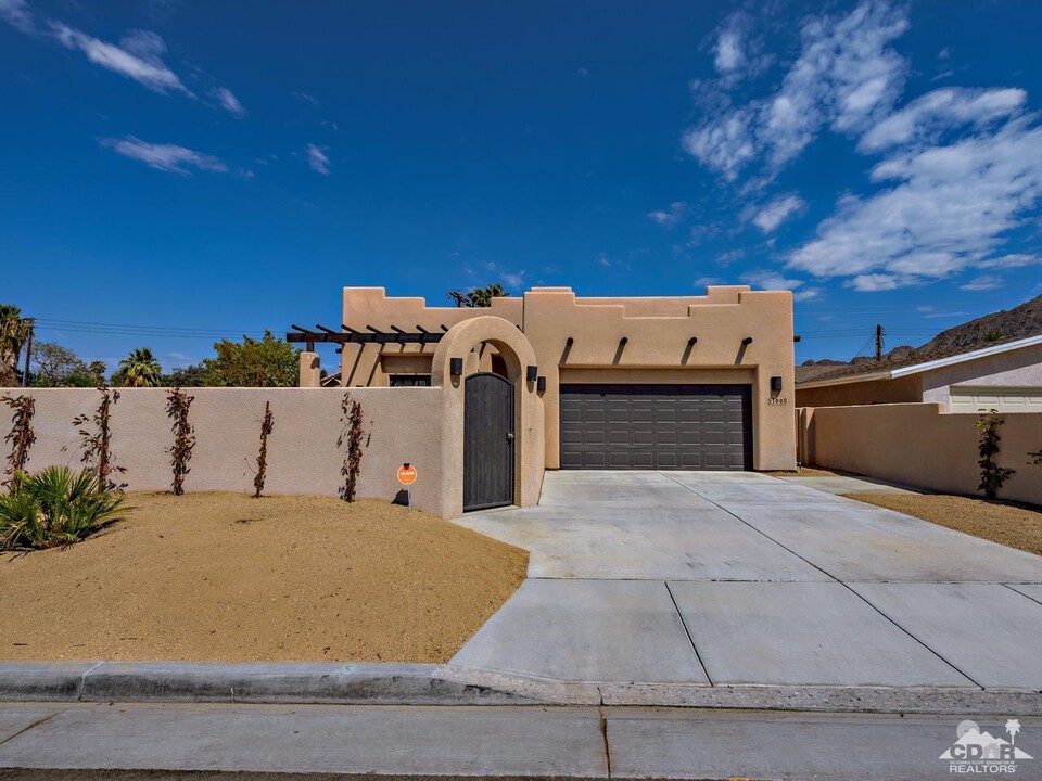 51690 Avenida Mendoza in La Quinta, CA - Foto de edificio