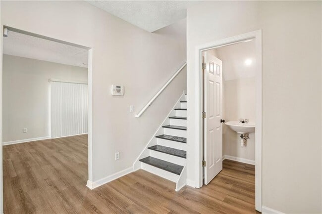 4593 Parkway Cir in College Park, GA - Foto de edificio - Building Photo