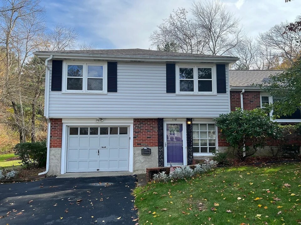 110 Country Ln in Westwood, MA - Foto de edificio